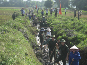 Người dân góp sức đào đắp, phát dọn hệ thống kênh mương trên địa bàn xã Dân Chủ (TP Hòa Bình).